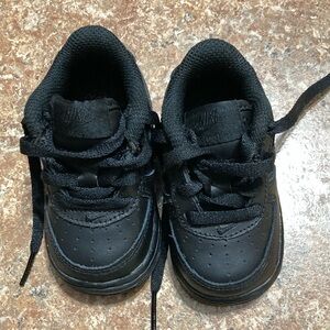 NIKE Kids Black Sneakers. 4C